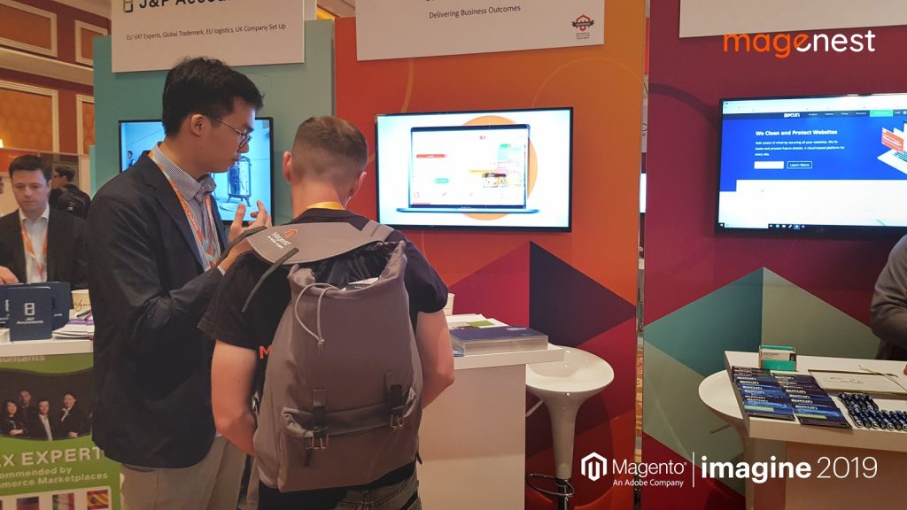 Sự kiện Magento Imagine 2019: Magenest tư vấn khách hàng tại booth công ty