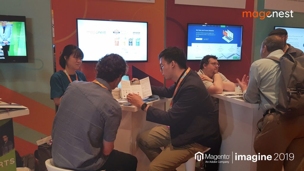 Sự kiện Magento Imagine 2019: Magenest tư vấn khách hàng tại booth